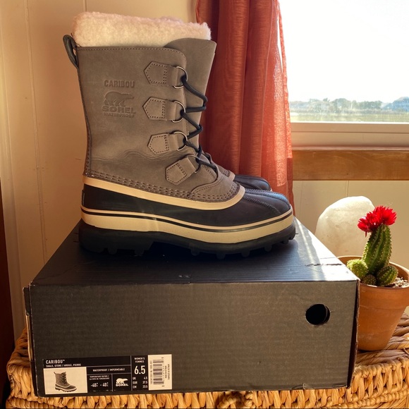 Sorel Caribou snow boots. - Picture 2 of 6
